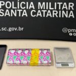 Polícia Militar prende dois homens por tráfico de drogas