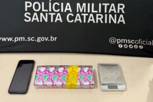 Polícia Militar prende dois homens por tráfico de drogas