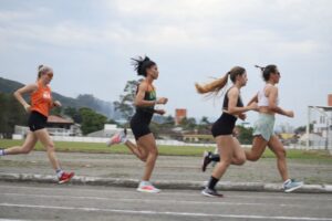 Atletismo coroa campeões e quartas de final do futsal são definidas nos Jogos Comunitários
