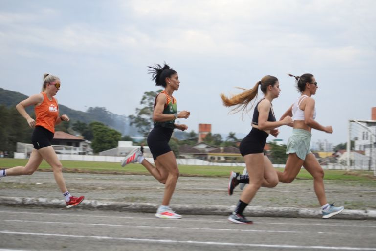 Atletismo coroa campeões e quartas de final do futsal são definidas nos Jogos Comunitários