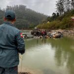 Carro cai de ribanceira e fica submerso no rio em Botuverá; duas pessoas são resgatadas