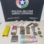 Polícia Militar apreende drogas e dinheiro em operação no Centro de Blumenau Polícia Militar apreende drogas e dinheiro em operação no Centro de Blumenau