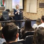 Interessados na nova lei de licitações prestigiam palestra com especialista na Câmara