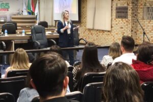 Interessados na nova lei de licitações prestigiam palestra com especialista na Câmara