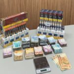 Mandados de busca resultam em apreensão de mais de R$ 30 mil, drogas e cigarros ilegais em Brusque