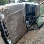 Carro capota no bairro Santa Luzia; pai e filho estavam no veículo