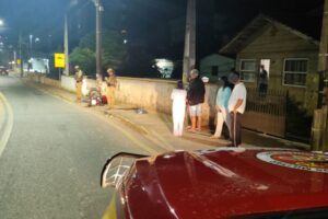 Motociclista fica ferido após colisão com poste em Gaspar