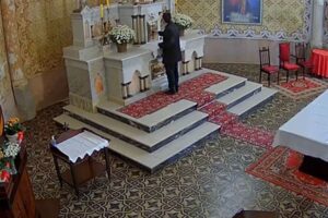 Homem que explodiu rojão em altar de igreja em SC é alvo de busca da polícia