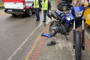 Após colisão, motociclista sofre fratura na perna em Brusque