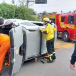 Veículo colide em em guard-rail e deixa duas mulheres feridas na BR-470, em Blumenau