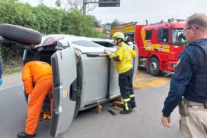 Veículo colide em em guard-rail e deixa duas mulheres feridas na BR-470, em Blumenau
