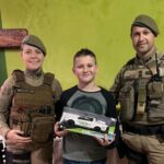 Criança de 10 anos é homenageada pela Polícia Militar em momento emocionante