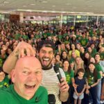 Luciano Hang recebe Zé Felipe em Brusque para gravação do comercial de Black Friday da Havan
