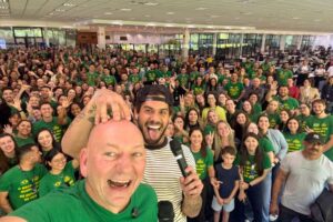 Luciano Hang recebe Zé Felipe em Brusque para gravação do comercial de Black Friday da Havan