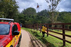 Helicóptero Arcanjo é acionado em queda de escada em Gaspar