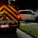 Carro colide contra árvores e guarda-corpo após perder controle em Blumenau