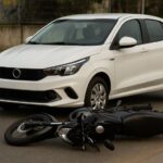 Colisão entre moto e carro deixa jovem ferida em Brusque