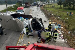 Colisão deixa motorista preso às ferragens na Rod. Jorge Lacerda, em Ilhota (SC)
