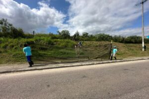 Avenida Beira-Rio passa por grande serviço de limpeza em suas duas margens