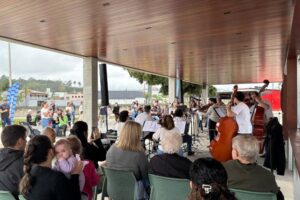 Público prestigia apresentação da Orquestra da Escola de Música do Cescb no Passeio Beira Rio