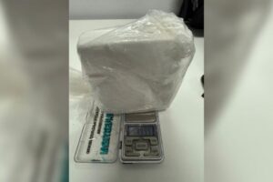 Denúncia de arma leva polícia a descobrir tráfico de drogas em ônibus