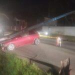 Poste cai sobre veículo após colisão no Bairro São Pedro, em Guabiruba