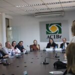 Novos associados são recebidos com café da manhã pela ACIBr