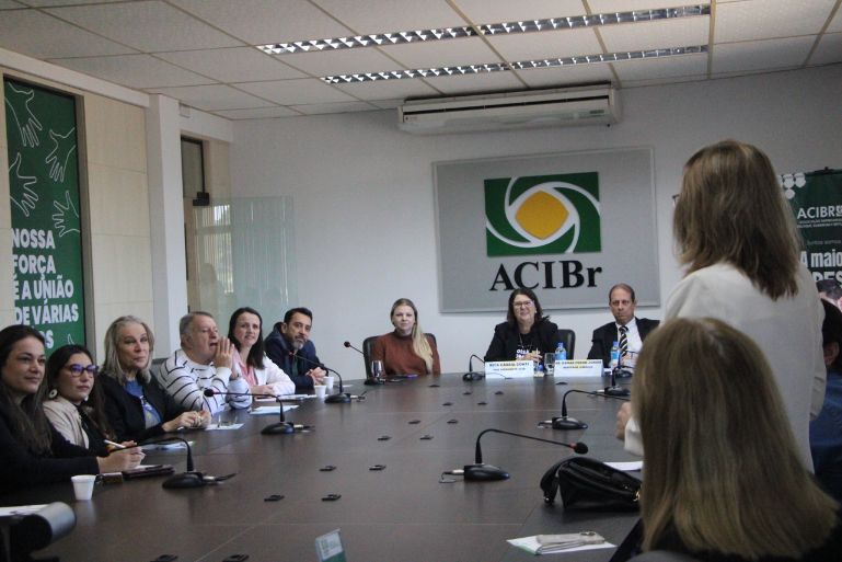 Novos associados são recebidos com café da manhã pela ACIBr