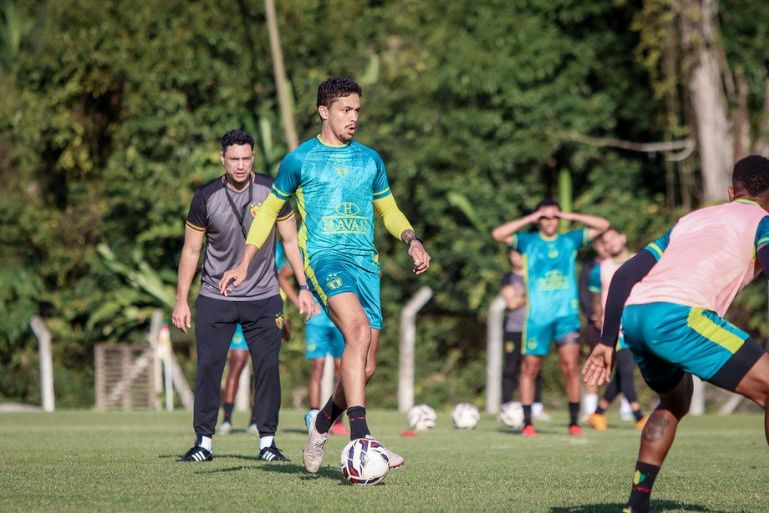 Brusque realiza treino técnico-tático no CT do América