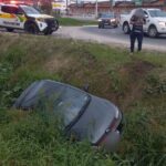 Condutor perde controle e sai da pista na Rodovia Ivo Silveira, em Brusque