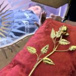 Padre de Brusque entrega rosa de ouro feita por devotos a São Carlo Acutis, na Itália