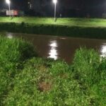 Veículo sai da pista e cai nas águas do Rio Itajaí-Mirim, em Brusque