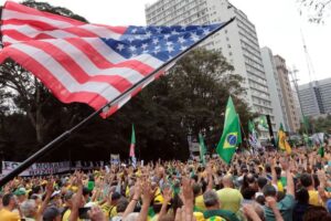 Ato pró-Bolsonaro une governadores e parlamentares de direita em São Paulo