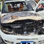 Carro fica parcialmente destruído após pegar fogo na BR-101, em Balneário Camboriú