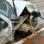 Motorista perde controle e bate carro da Prefeitura em poste de energia