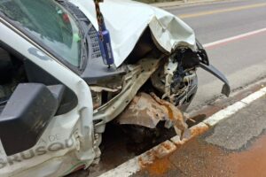 Motorista perde controle e bate carro da Prefeitura em poste de energia