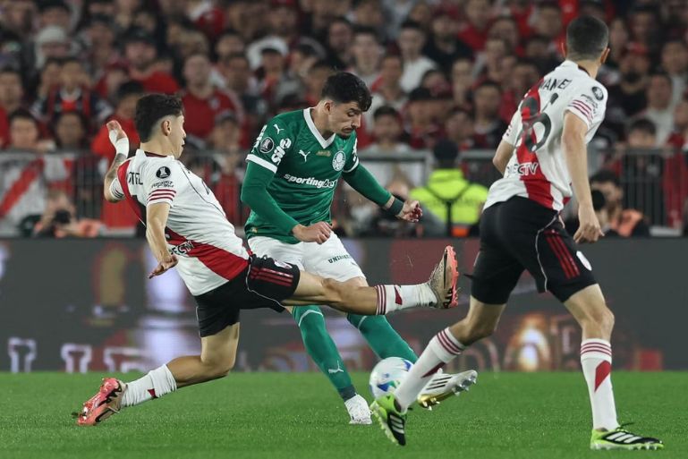 Palmeiras supera pressão e derrota River no Monumental de Núñez
