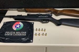 Após denúncia, PM apreende rifle e munições em Ilhota