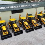 Seis novas retroescavadeiras são entregues à Secretaria de Obras