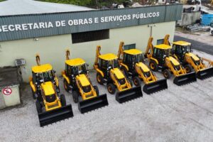 Seis novas retroescavadeiras são entregues à Secretaria de Obras