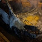 Incêndio destrói veículo no Centro de Tijucas; motorista escapa ilesa