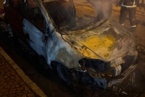 Incêndio destrói veículo no Centro de Tijucas; motorista escapa ilesa