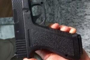 Polícia apreende réplica de arma (simulacro) em hotel de Blumenau