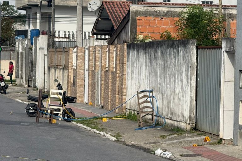 Execução em via pública deixa vítima morta após seis disparos em Itajaí