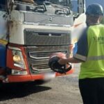 Homem usando capacete é flagrado dirigindo carreta sem para brisa na BR-101