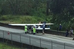 Avião monomotor faz pouso na BR-116 em SP e chama atenção de motoristas