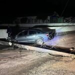 Queda de poste após colisão provoca apagão no bairro Cedro Alto, em Brusque