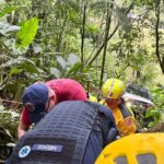 Queda de veículo em ribanceira em estrada de difícil acesso deixa três feridos em Blumenau