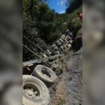 Tombamento de caminhão mobiliza bombeiros em Botuverá
