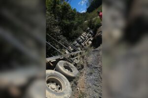 Tombamento de caminhão mobiliza bombeiros em Botuverá